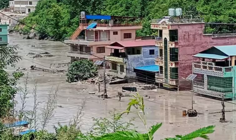বৃষ্টি ছাড়াই আচমকা হড়পা বান উত্তর নেপালে, ভেসে গেল ঘরবাড়ি-বাজার; নিখোঁজ ৩৮৪ পর্যটক!