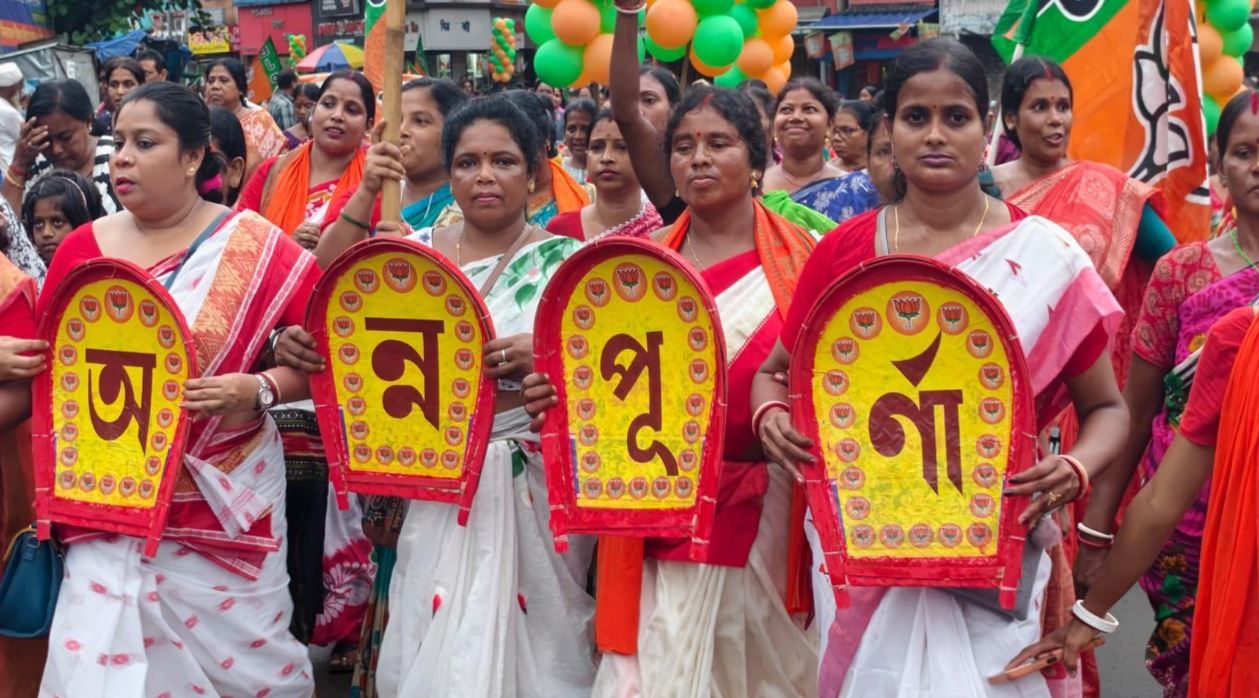 অন্নপূর্ণার টাকা অ্যাকাউন্টে, উচ্ছ্বসিত মহিলারা! মুখ্যমন্ত্রীকে ধন্যবাদ জানিয়ে মেদিনীপুরে ৬ হাজারের বেশি মহিলার মিছিল!