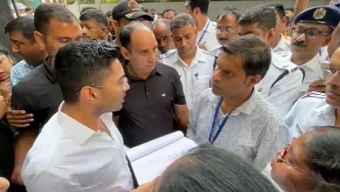 ক্যামাক স্ট্রিটে অভিষেকের দফতরে পুরসভা-পুলিশের অভিযান, বিলবোর্ড খোলা ঘিরে তীব্র উত্তেজনা!