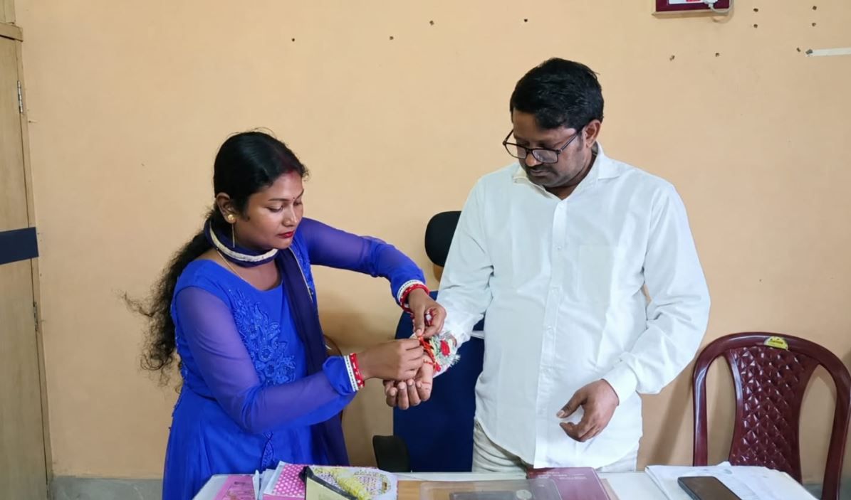 রাখি পূর্ণিমায় বোনের হাতে রাখি, ভাই-বোনের অটুট বন্ধনের বার্তা দিলেন বিধায়ক শীতল কপাট!