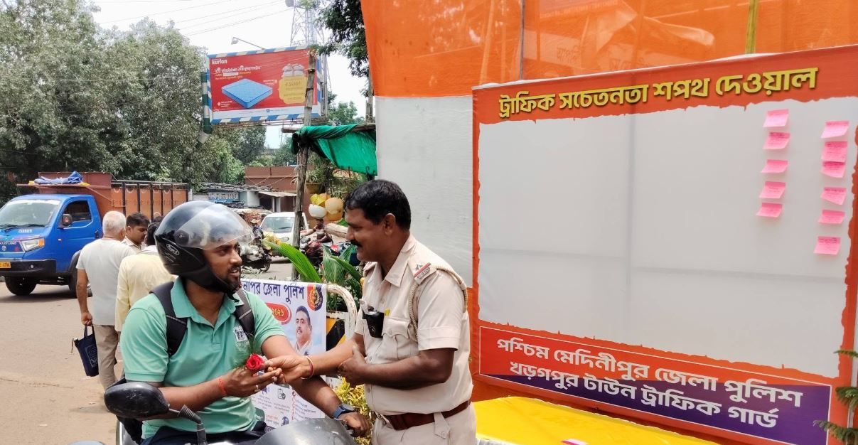 পথ নিরাপত্তায় নতুন বার্তা, গোলাপ হাতে সচেতন করল খড়গপুর ট্রাফিক পুলিশ!