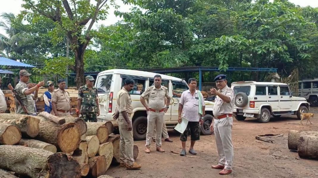 বেআইনি কাঠের কারবারে কড়া নজরদারি, বনদপ্তর-পুলিশের যৌথ অভিযানে ঝাড়গ্রাম জেলার সাঁকরাইলে বড়সড় পদক্ষেপ!
