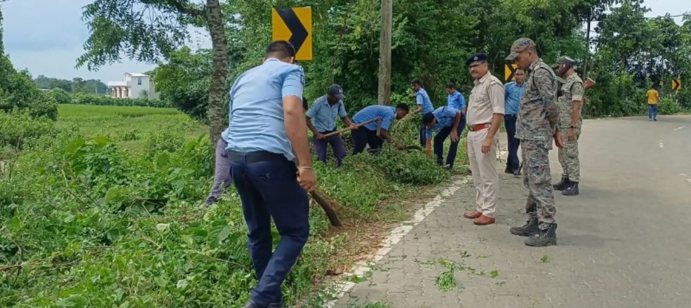 নিরাপদ সড়কের লক্ষ্যে ঝাড়গ্রাম জেলার সাঁকরাইলে পুলিশের বিশেষ পরিষ্কার অভিযান!