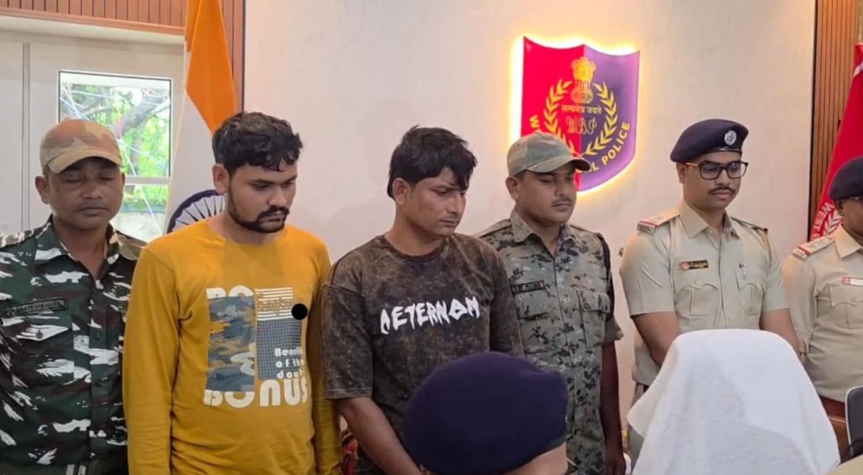 যাত্রীবাহী বাসে প্রায় ১০ কেজি রূপো পাচারের চেষ্টা ভেস্তে দিল পশ্চিম মেদিনীপুর জেলা পুলিশ!