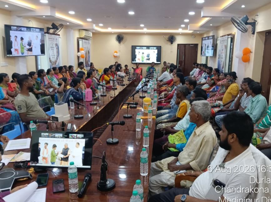 দীর্ঘ অপেক্ষার অবসান! চন্দ্রকোনা রোডে আবাস যোজনার বকেয়া অনুমোদনপত্র পেলেন উপভোক্তারা!