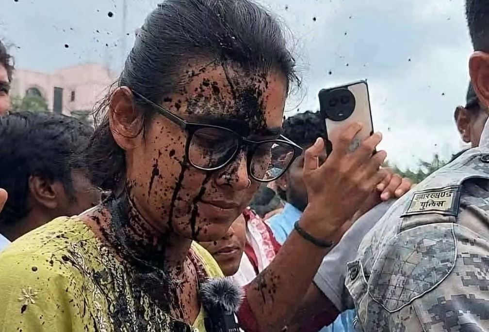 রাঁচির ছাত্র আন্দোলনের মঞ্চে আইসা নেত্রী নেহা বোরাকে লক্ষ্য করে কালি নিক্ষেপ!