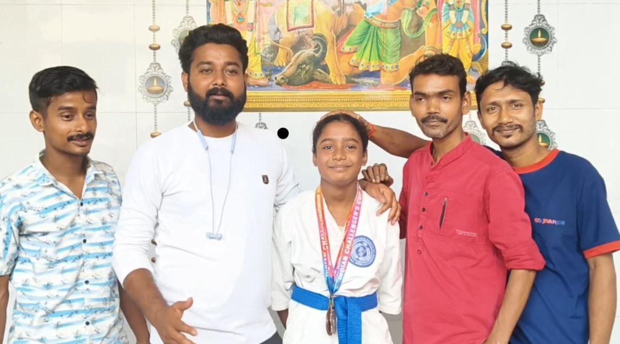 আন্তর্জাতিক ক্যারাটে মঞ্চে মেদিনীপুরের অনুষ্কার বাজিমাত, জোড়া পদকে উজ্জ্বল শহরের নাম!