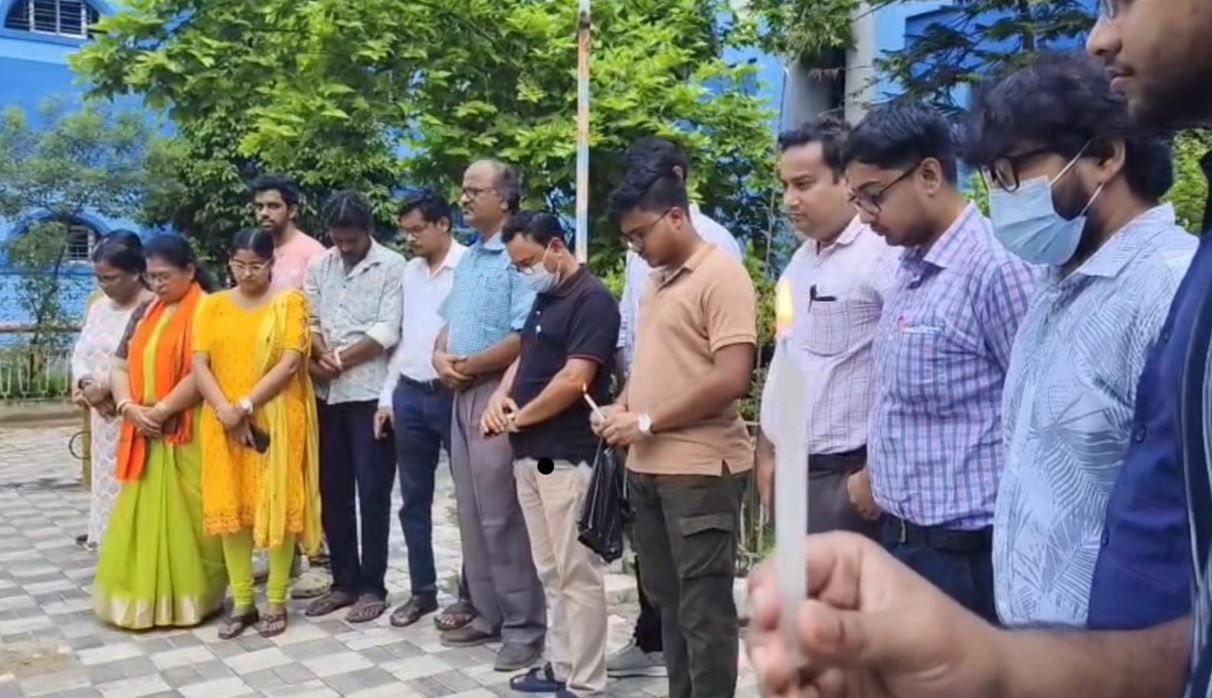 অভয়ার স্মরণে মেদিনীপুর মেডিকেলে দুই মিনিট নীরবতা, ন্যায়বিচারের দাবিতে ফের সরব চিকিৎসক-পড়ুয়ারা!