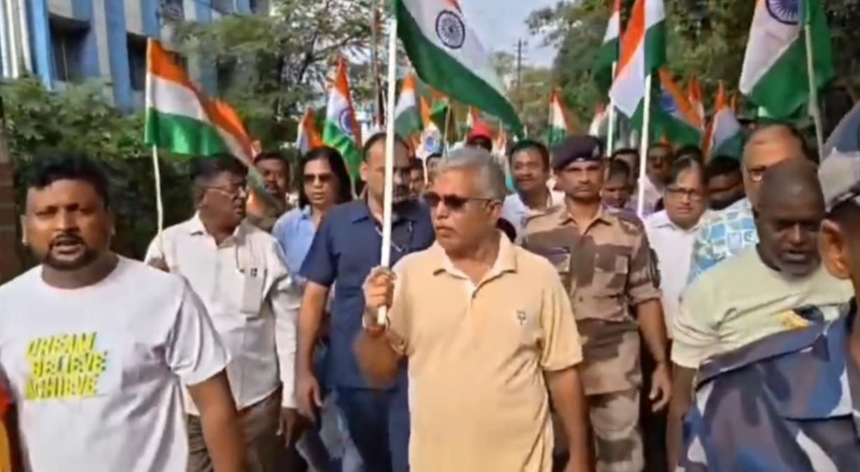 স্বাধীনতা দিবসের আগে খড়গপুরে ‘তিরঙ্গা যাত্রা’, জাতীয় পতাকা হাতে পথে নামল ৮ থেকে ৮০!
