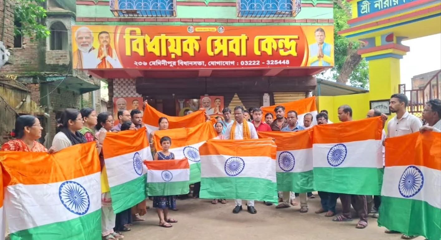 মেদিনীপুরে ‘হর ঘর তিরঙ্গা’ কর্মসূচি, সাধারণ মানুষের হাতে জাতীয় পতাকা তুলে দিলেন বিধায়ক!