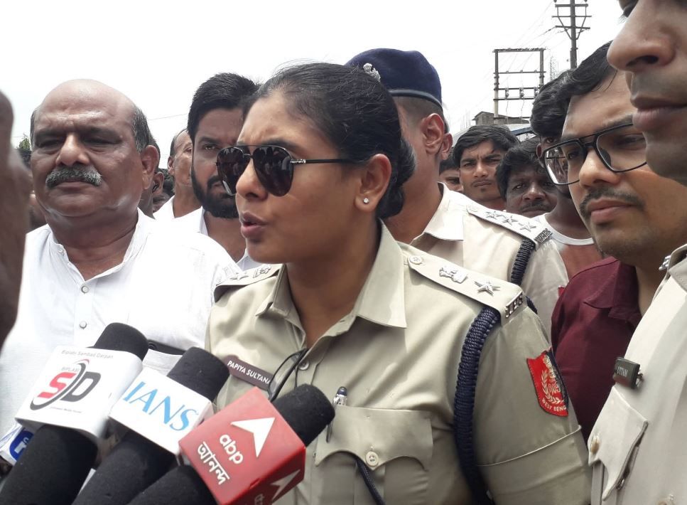 মাছের কালোবাজারি ও মূল্যবৃদ্ধি রুখতে চন্দ্রকোনা রোডের হাটচালি বাজারে আকস্মিক পরিদর্শনে পুলিশ সুপার!