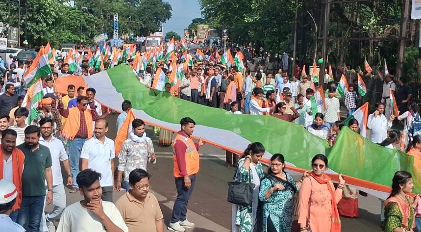 ২০০ ফুটের জাতীয় পতাকা নিয়ে আসানসোলে বর্ণাঢ্য ‘তিরঙ্গা যাত্রা’, সামিল শত শত পড়ুয়া!