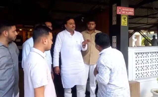 উলুবেড়িয়া পুরসভায় মন্ত্রীকে ঘিরে তীব্র বিতর্ক, ‘তোলাবাজের সঙ্গে বৈঠক কেন?’