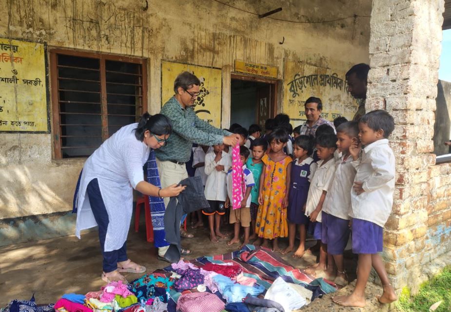 বুড়িশোলে ‘হর ঘর তিরঙ্গা’, জাতীয় পতাকা হাতে দেশপ্রেমের বার্তা ছড়ালেন বিদ্যাসাগর বিশ্ববিদ্যালয়ের পড়ুয়া-শিক্ষকরা!