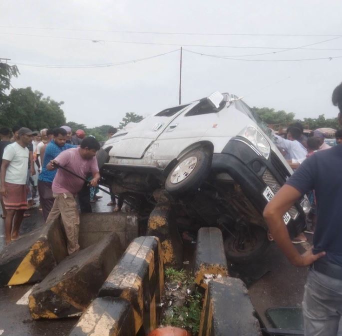 মাদপুরে ভয়াবহ পথ দুর্ঘটনা,আহত প্রায় ১০ শ্রমিক!