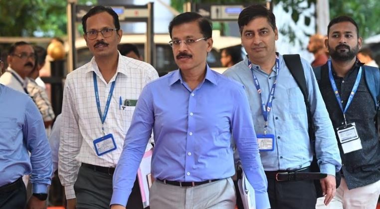 ২০ বছরে ২৫ বার বদলি, তবু আপসহীন! আদালতের ক্যান্টিনেও রেড চালিয়ে শিরোনামে IAS তুকারাম মুন্ধে!