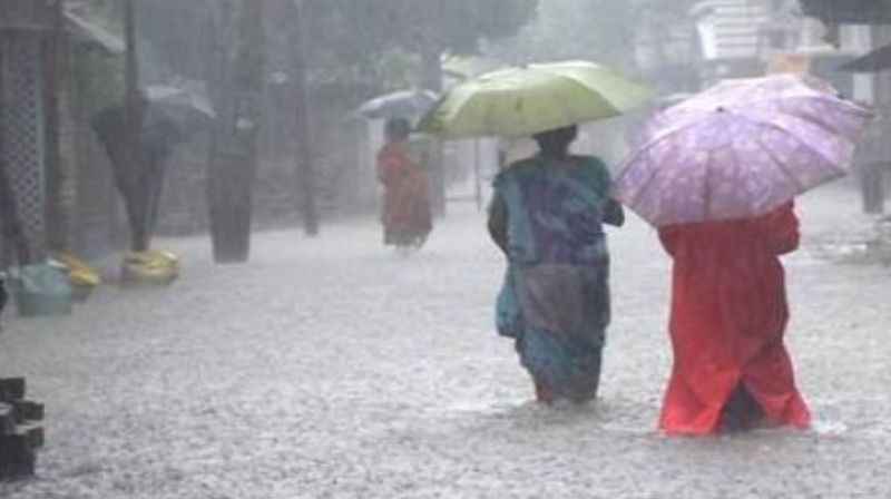 বৃষ্টিতে বিপর্যস্ত দক্ষিণবঙ্গ, বুধবার থেকে কাটতে পারে দুর্যোগের মেঘ