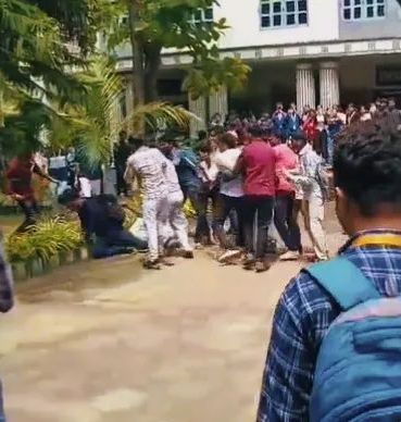মেদিনীপুর কলেজে এসএফআই-এবিভিপি সংঘর্ষ, উত্তপ্ত ক্যাম্পাস!
