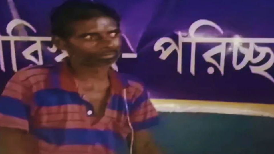 মেয়েকে বাঁচাতে বিষধর চন্দ্রবোড়া সাপ ধরলেন বাবা, ছোবল খেলেন নিজেই