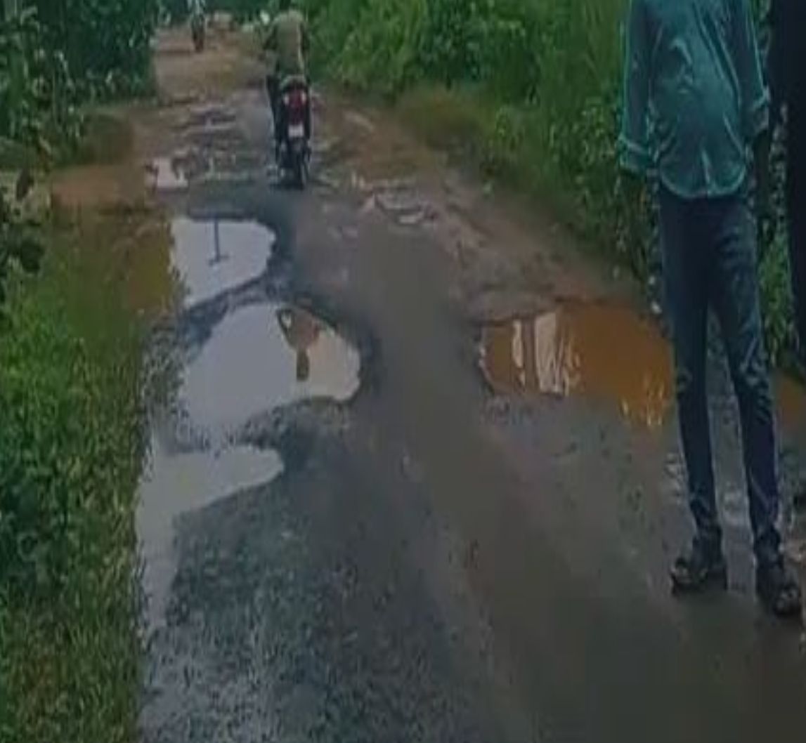 কবে কাটবে দুর্ভোগ? দুই দশক ধরে খানাখন্দে ভরা রাস্তা, ক্ষোভে জয়রামবাটীর মানুষ
