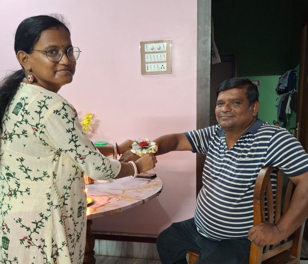 বিপদের দিনে পাশে ছিলেন রক্তযোদ্ধা,তাঁর হাতেই রাখি—মেদিনীপুরে অনন্য নজির