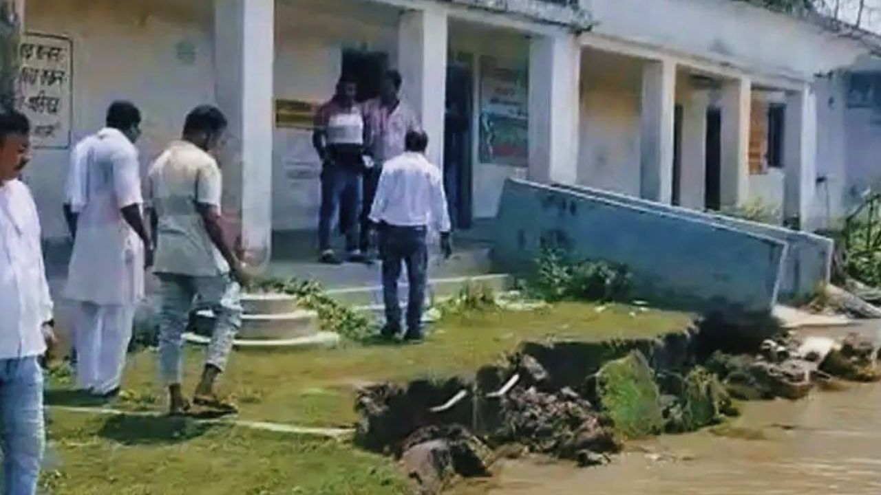 গঙ্গার গ্রাসে রতুয়া! অর্ধেক তলিয়ে স্কুল, আতঙ্কে ঘরছাড়া পরিবার