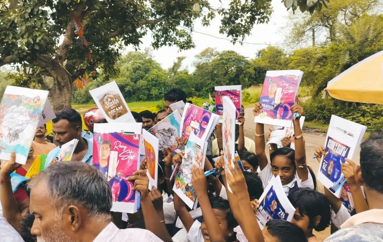 শহিদ ক্ষুদিরামের আত্মবলিদান দিবসে ইমারজেন্সি ব্লাড ফাউন্ডেশনের প্রতিষ্ঠা দিবস, ৭০ দুঃস্থ পড়ুয়ার হাতে শিক্ষা সামগ্রী