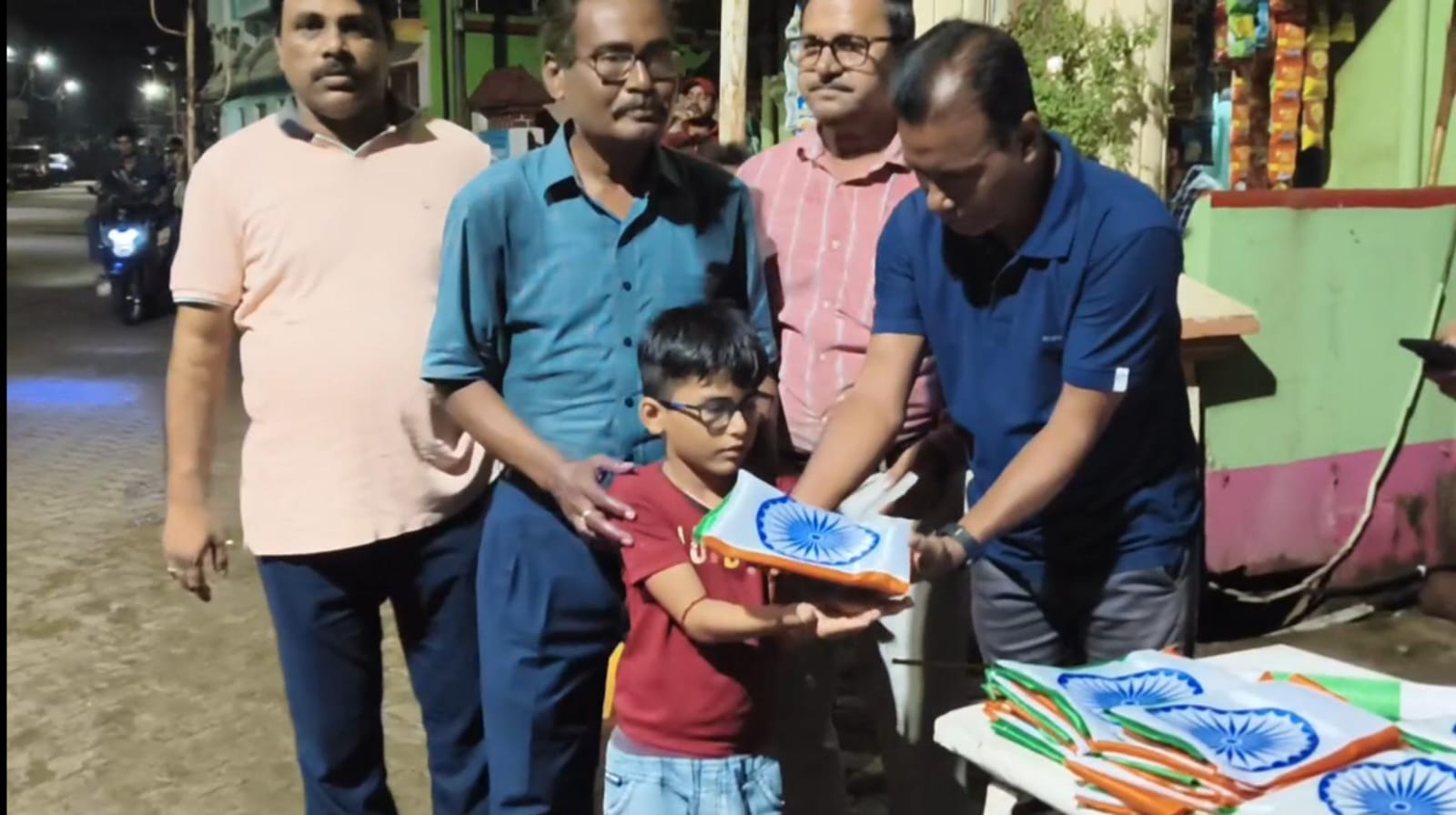 ‘হর ঘর তেরঙ্গা’য় দেশাত্মবোধের বার্তা, পথচলতি মানুষের হাতে জাতীয় পতাকা তুলে দিল তরুণ সংঘ ব্যায়ামাগার