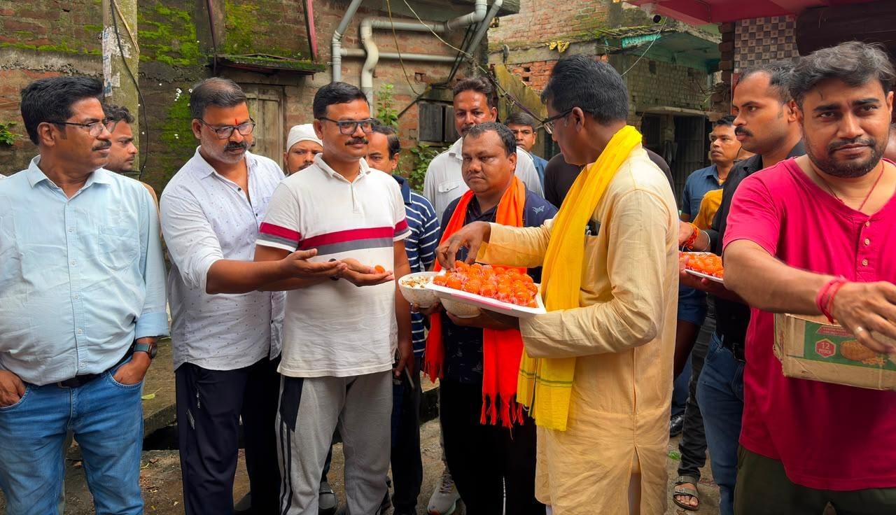 বিজেপি সরকারের ১০০ দিন পূর্তি, মেদিনীপুরে বিধায়কের উদ্যোগে লাড্ডু-চকলেট বিলিয়ে উৎসব