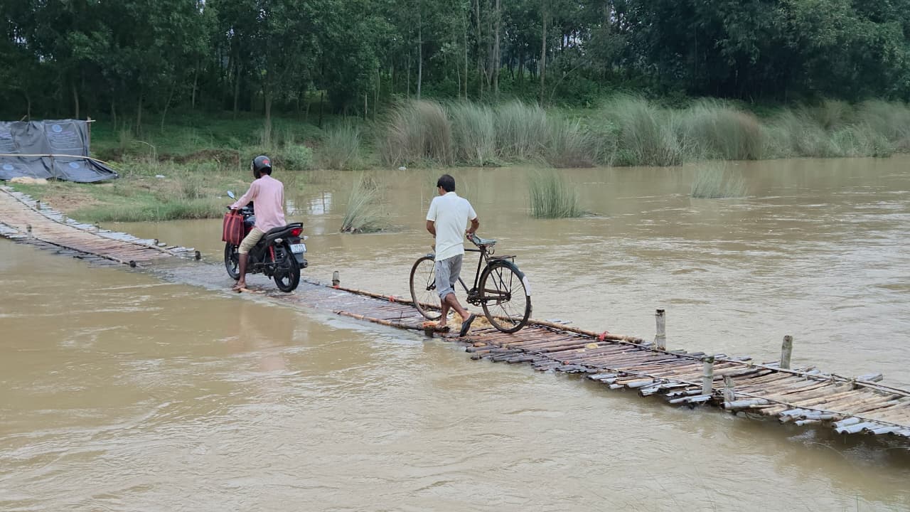 ডুবছে বাঁশের সাঁকো, তবুও ঝুঁকি নিয়ে পারাপার! শিলাবতীর জলে আতঙ্কে একাধিক গ্রামের মানুষ
