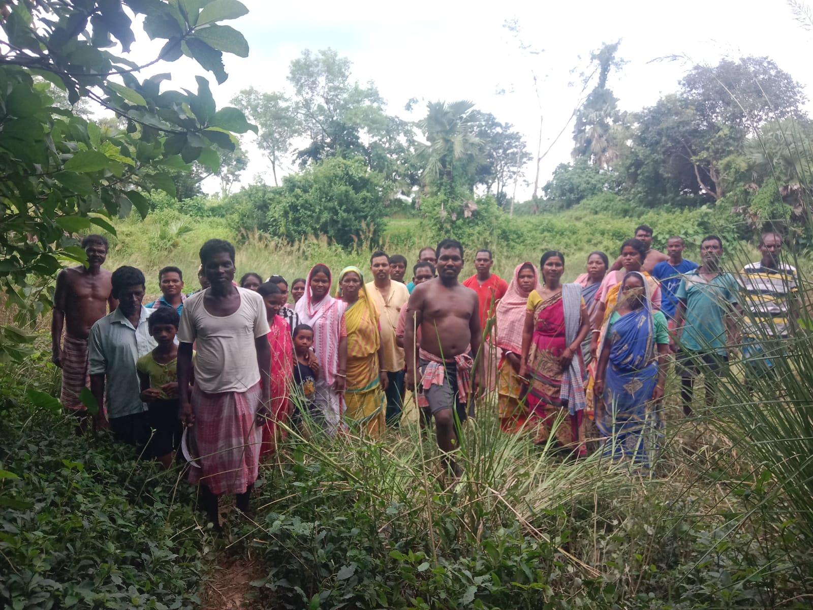 ব্রিজ নেই, আমোদর নদ পারাপারে চরম দুর্ভোগ  কোতুলপুরের পলাশবনের ১৬০০ আদিবাসীর