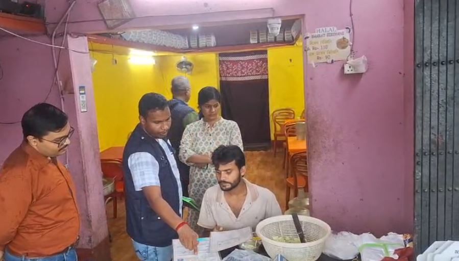 চন্দ্রকোনারোডে হোটেল-রেস্তোরাঁয় খাদ্য দপ্তরের অভিযান!
