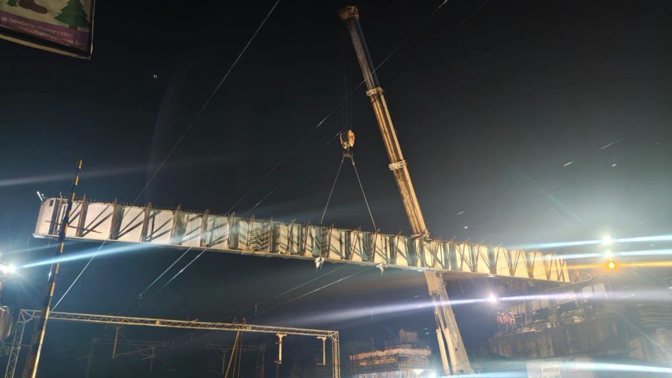 বালিচক ফ্লাইওভারে গার্ডার বসাতে বিপত্তি, প্রশ্নের মুখে কাজের গতি!
