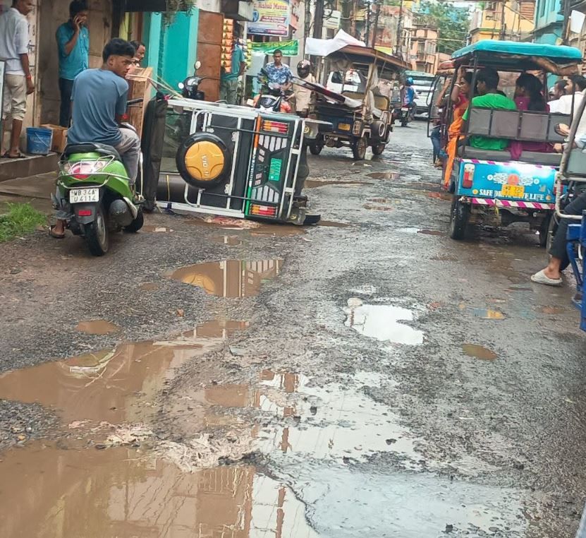 খানাখন্দে বিপজ্জনক পথ, দুর্ঘটনার আশঙ্কা—দ্রুত রাস্তা সংস্কারের দাবি মেদিনীপুরবাসীর!