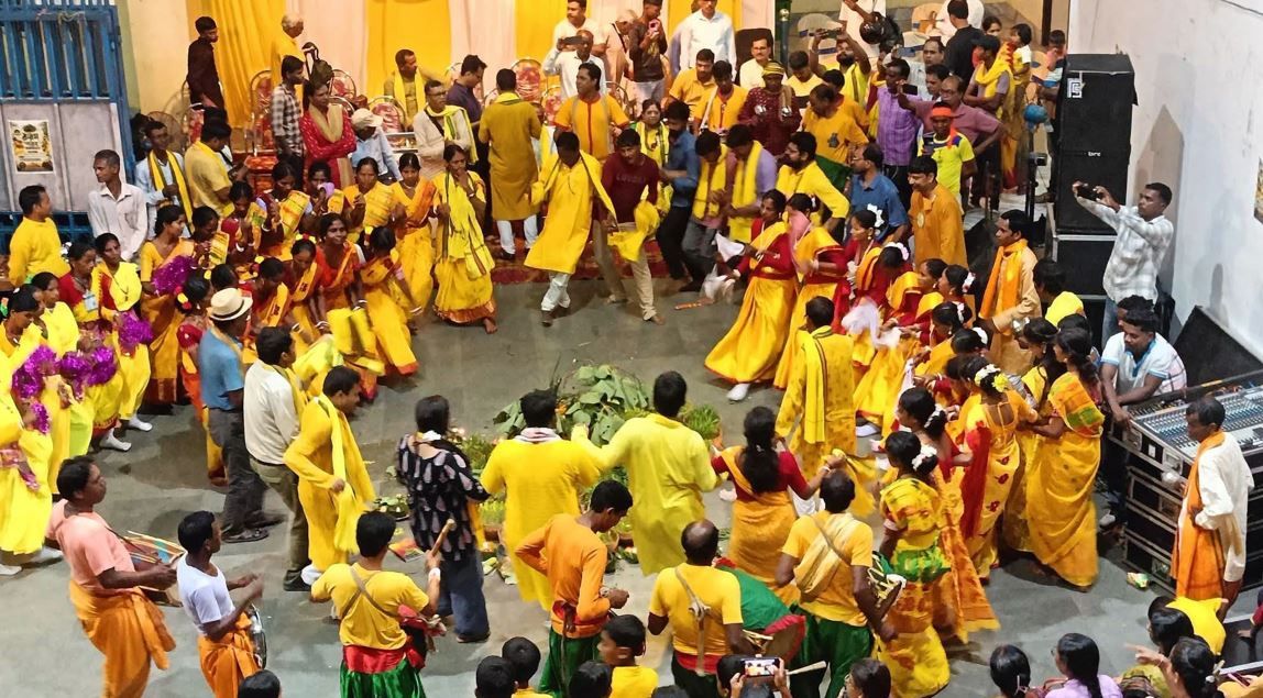 শস্য ও সন্তানের সমৃদ্ধির কামনায় জঙ্গলমহলে করম পরব, মাতল কুড়মি সমাজ!