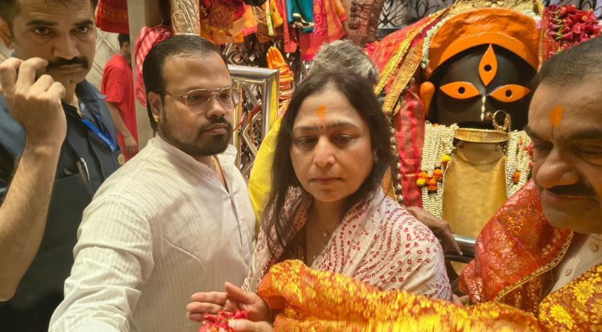 কালীঘাটে পুজো দিয়ে গৌতম আদানি, কলকাতায় ৪ হাজার কোটির বিনিয়োগের ঘোষণা!