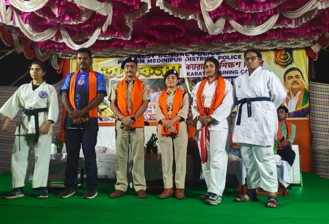 শালবনিতে ‘অগ্নিকন্যা’ ক্যারাটে প্রশিক্ষণ শিবিরের শুভ সূচনা, আত্মরক্ষার কৌশলে প্রশিক্ষণ পেলেন ছাত্রীরা!