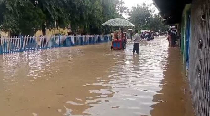 টানা বৃষ্টিতে জলমগ্ন দুর্গাপুর, ভোগান্তিতে শহরবাসী!