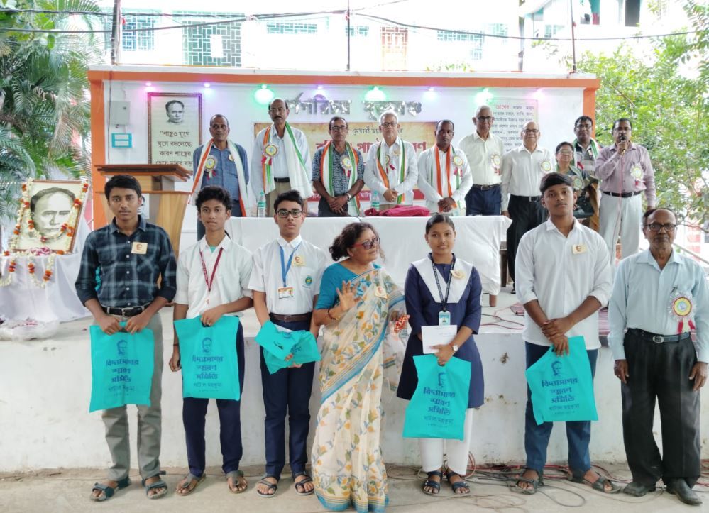 ঘাটালে শ্রদ্ধায় পালিত বিদ্যাসাগরের ২০৭তম জন্মদিবস, দুঃস্থ-মেধাবী পড়ুয়াদের বৃত্তি ও পাঠোপকরণ প্রদান!