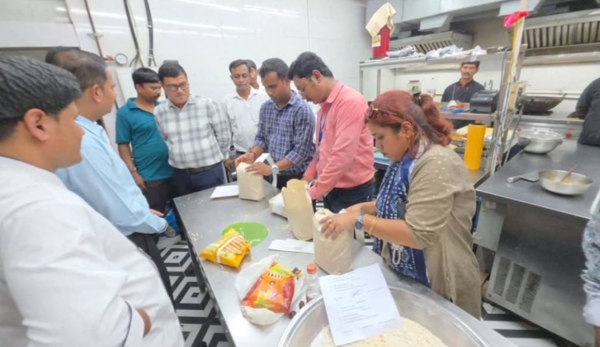 খড়্গপুরের বিভিন্ন হোটেলে খাদ্য সুরক্ষা দপ্তরের অভিযান!