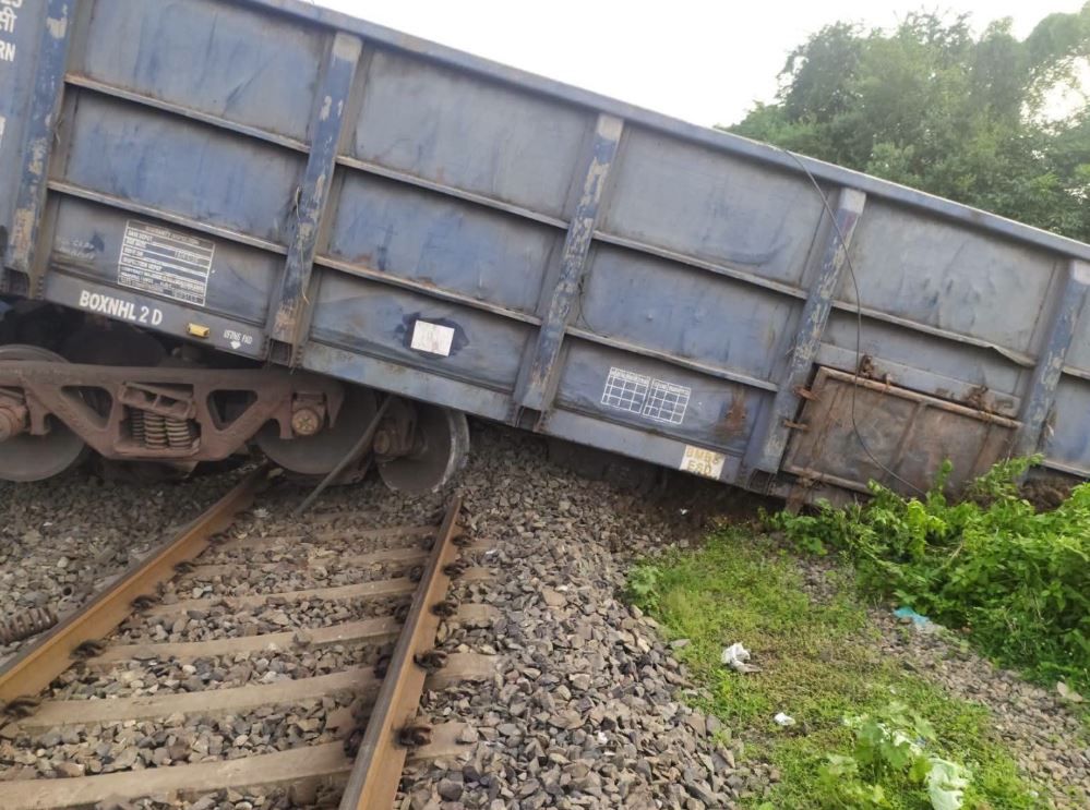 পশ্চিম মেদিনীপুরে মকরামপুরে লাইনচ্যুত কয়লাবোঝাই মালগাড়ি, চাঞ্চল্য নারায়ণগড়ে!