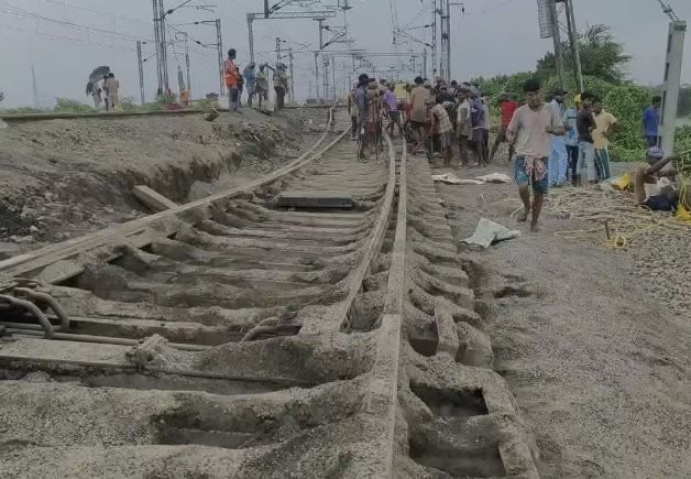 মালদা ডিভিশনে রেললাইনে ধস, বাতিল  মেলসহ একাধিক উত্তরবঙ্গগামী ট্রেন!