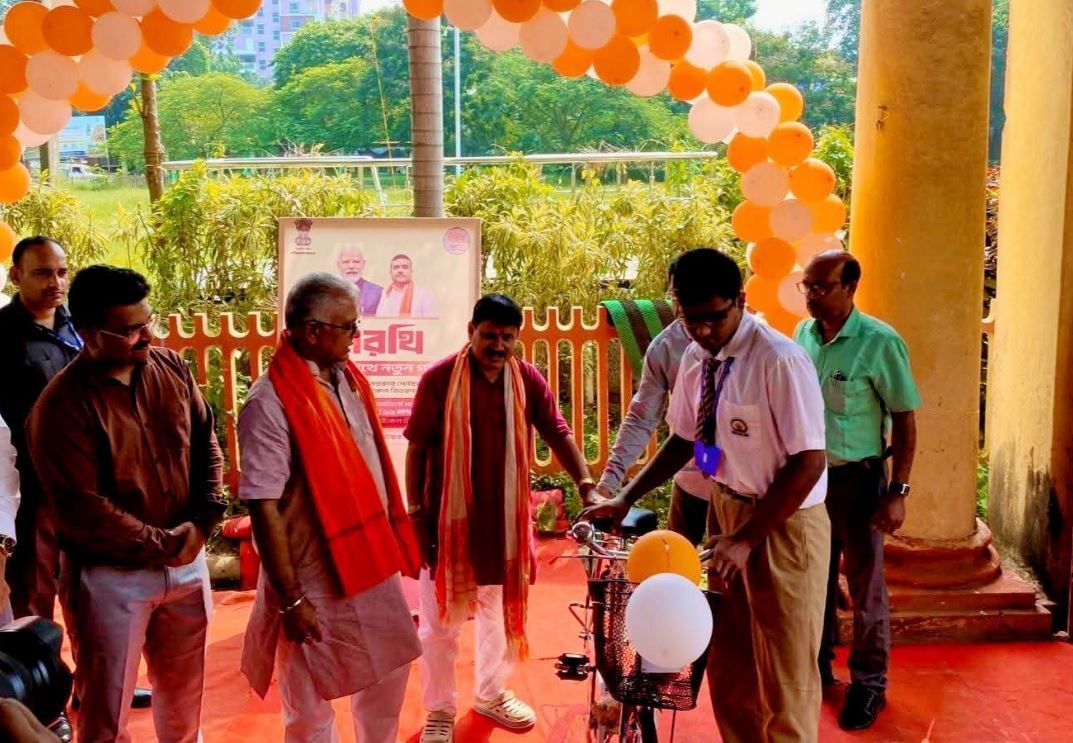 মেদিনীপুরে ‘সারথী’ কর্মসূচিতে পড়ুয়াদের হাতে সাইকেল, যাতায়াতের সমস্যা মেটাতে বড় উদ্যোগ!