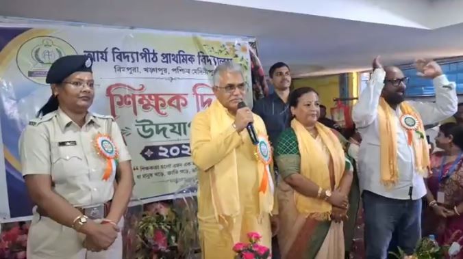 শিক্ষক দিবসে নিমপুরা আর্য বিদ্যাপীঠে দিলীপ ঘোষ, পড়ুয়াদের সামনে তুলে ধরলেন রাধাকৃষ্ণন-বিবেকানন্দের আদর্শ!