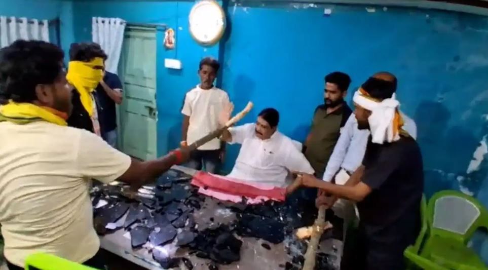 সিউড়ির অফিসে অনুব্রতকে ঘিরে তাণ্ডব, ভাঙচুরের মাঝে ক্ষমা চাইলেন তৃণমূল নেতা!
