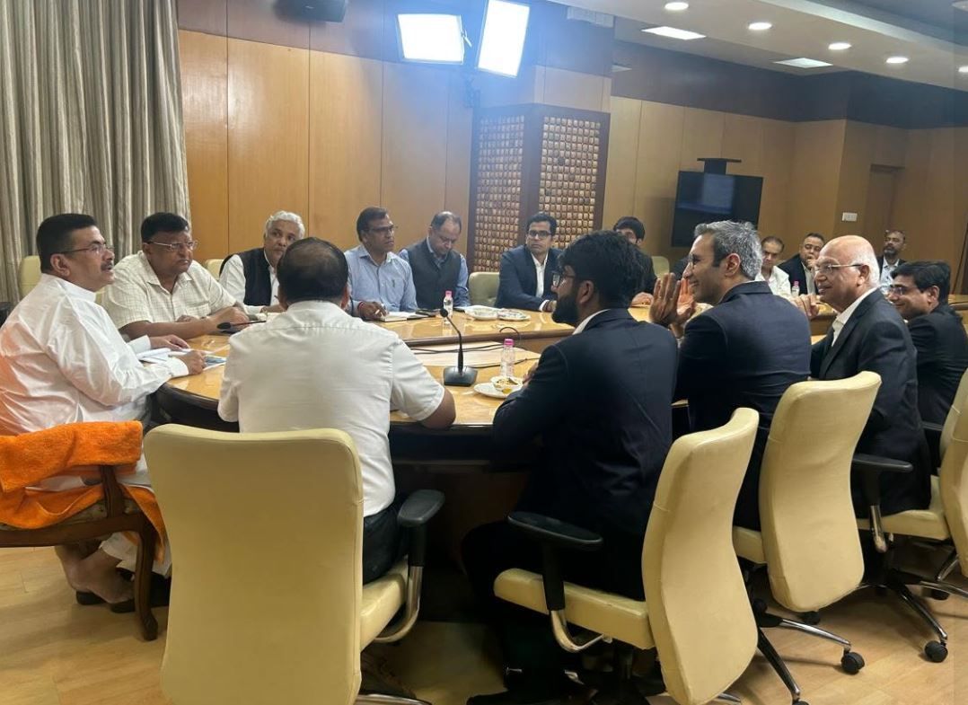 রিলায়েন্স কর্তাদের সঙ্গে নবান্নে মুখ্যমন্ত্রীর বৈঠক, রাজ্যে বিনিয়োগ ও কর্মসংস্থান নিয়ে আলোচনা!