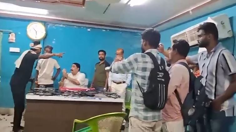 সাধারণ মানুষ যখন ক্ষেপে যায়! চেয়ারে কেষ্ট, সামনে ভাঙচুর—হাতজোড় অনুব্রত!
