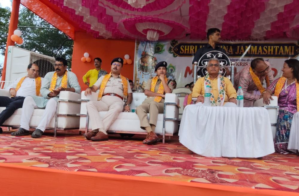 খড়্গপুরের এমএলএ বাংলোয় বর্ণাঢ্য জন্মাষ্টমী উৎসব, ভোগে সামিল কয়েকশো মানুষ!