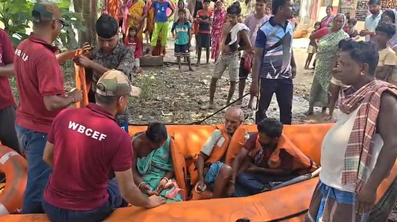 নামেনি বন্যার জল! ঘাটালে অসুস্থ বাসিন্দাকে স্পিডবোটে উদ্ধার করে হাসপাতালে পাঠাল রেসকিউ টিম!