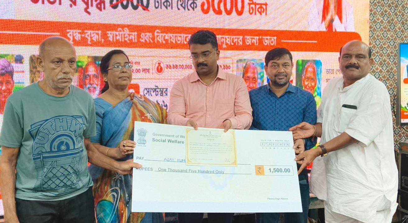 সামাজিক ভাতা বাড়ল ৫০০ টাকা, মেদিনীপুরে উপভোক্তাদের হাতে প্রতীকী অর্থ তুলে দিল প্রশাসন!